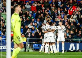 Jugadores del Real Madrid celebran un gol