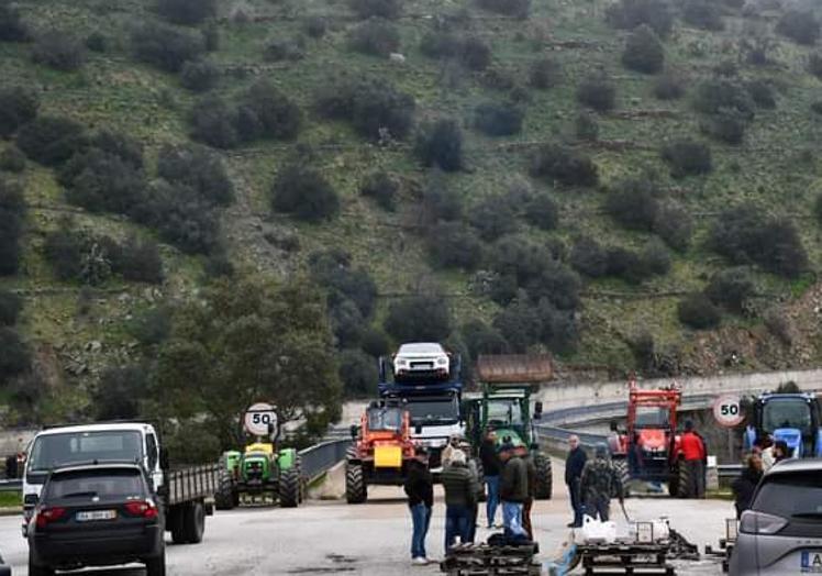 Tractores cortan el paso por carretera en 'La Fregeneda'