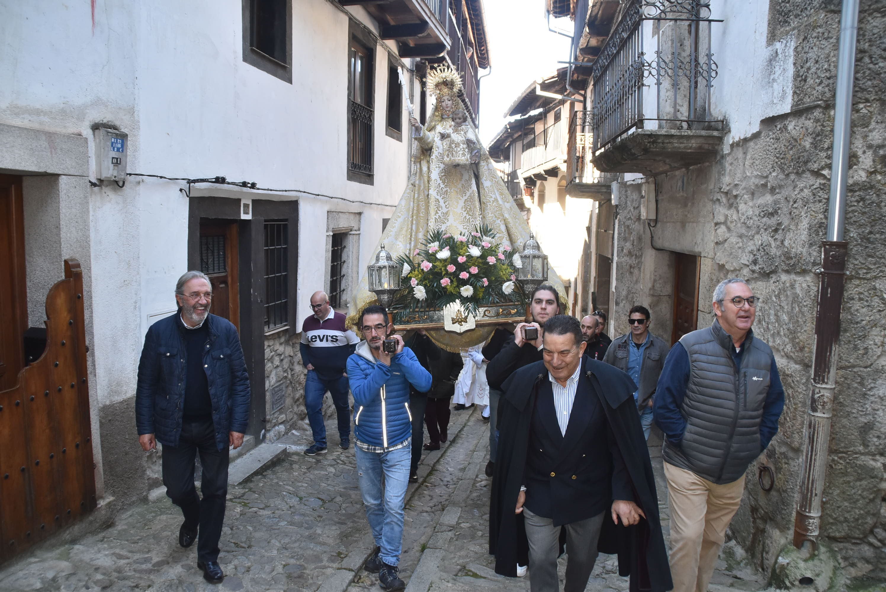 Candelario arropa a la Virgen de las Candelas en el día grande de sus fiestas