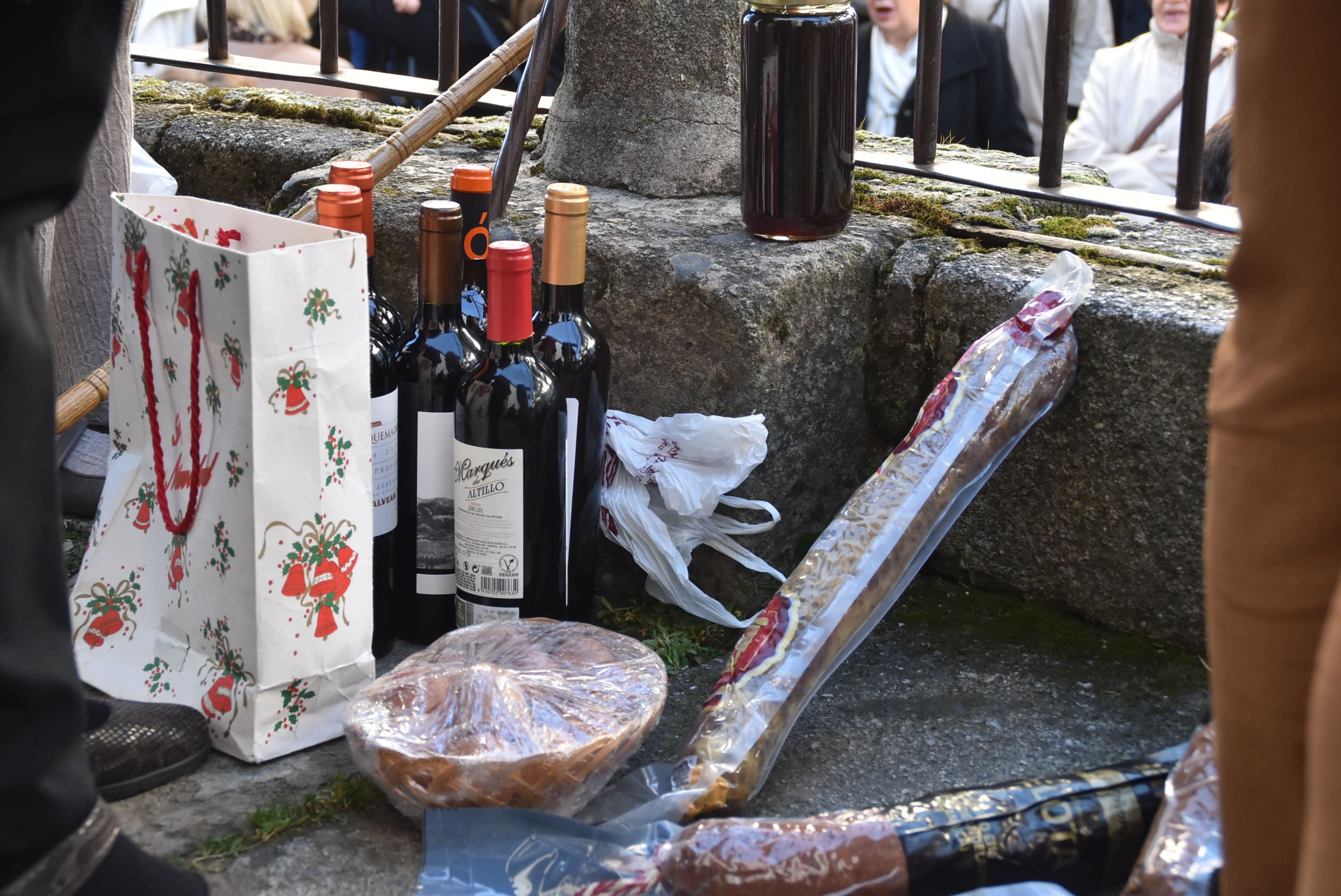 Candelario arropa a la Virgen de las Candelas en el día grande de sus fiestas
