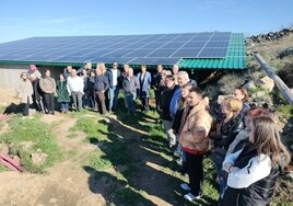 Visita a una de las instalaciones puestas en marcha a través del proyecto de la cooperativa.