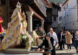 Imagen del ofertorio con la imagen de la Virgen de las Candelas en la localidad de Valero