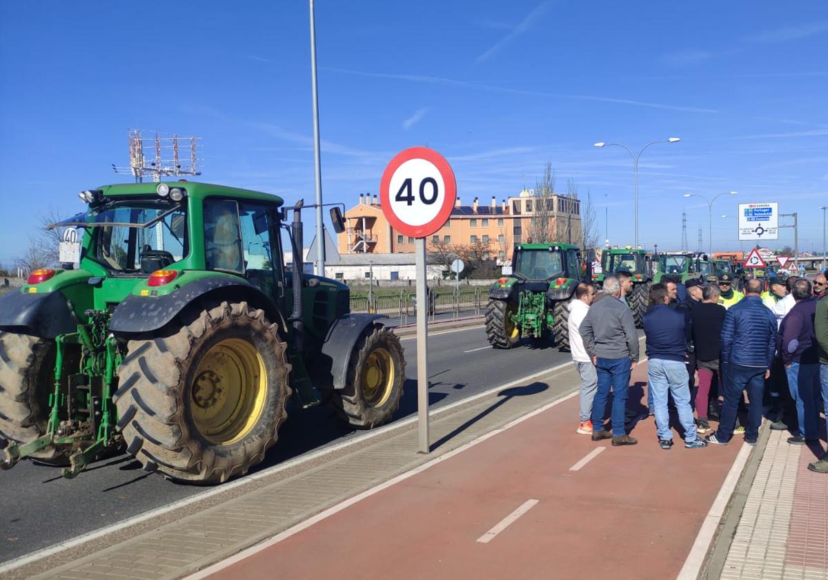 Los agricultores hablan con la Guardia Civil en las inmediaciones del Helmántico.