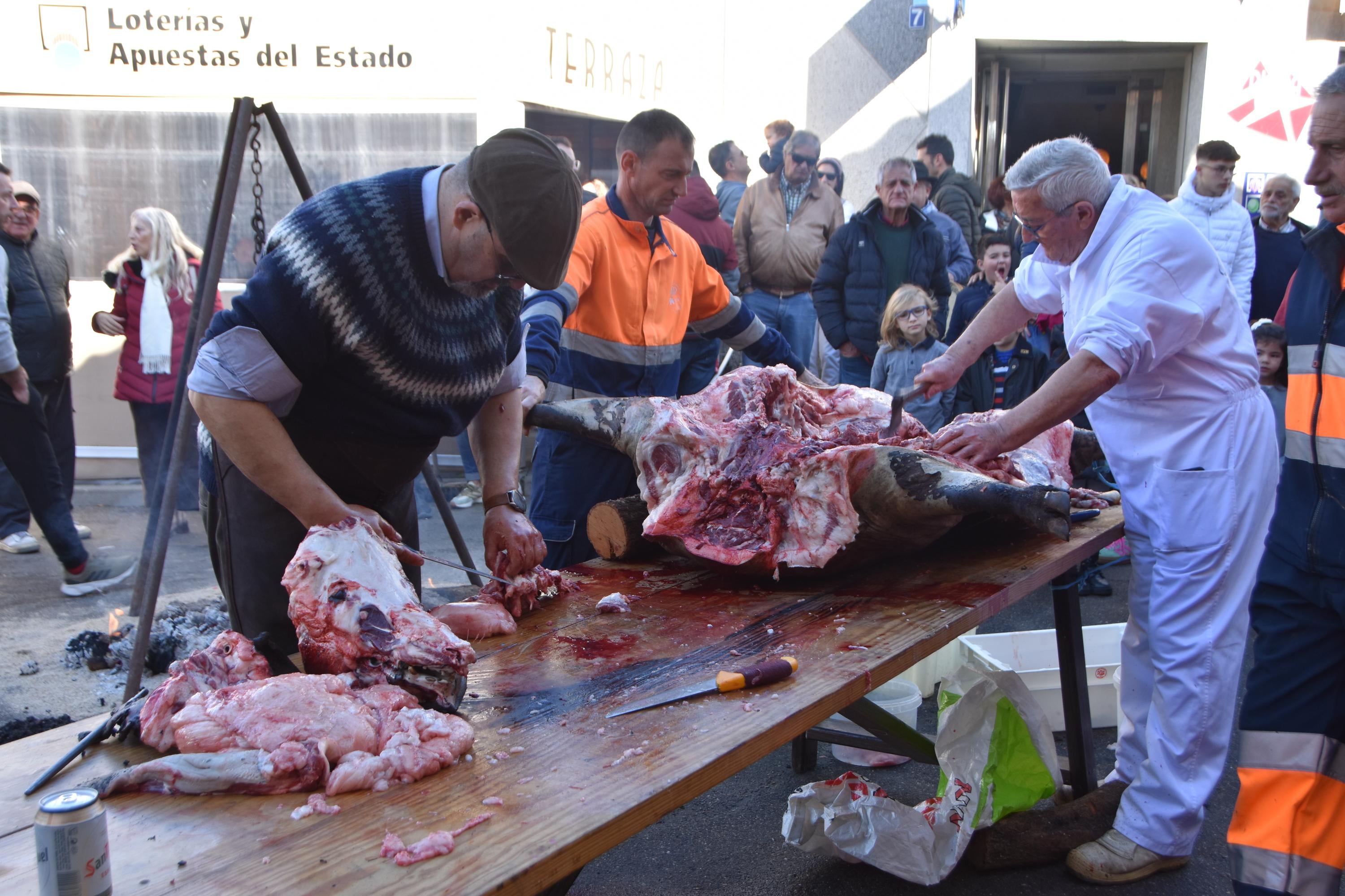 Castellanos celebró su tradicional matanza de dos cerdos de 200 kilos