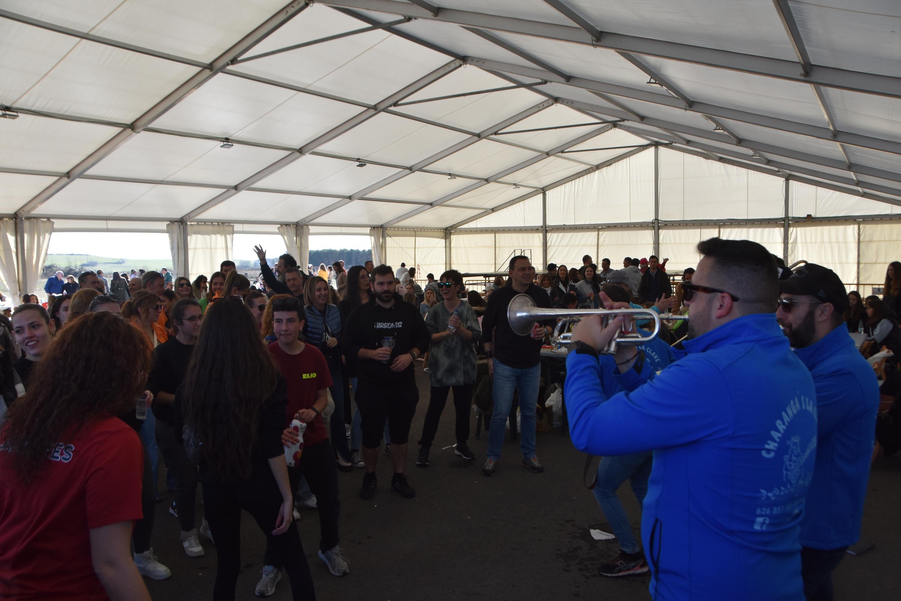 Villamayor disfruta al sol de 500 kilos de chichas