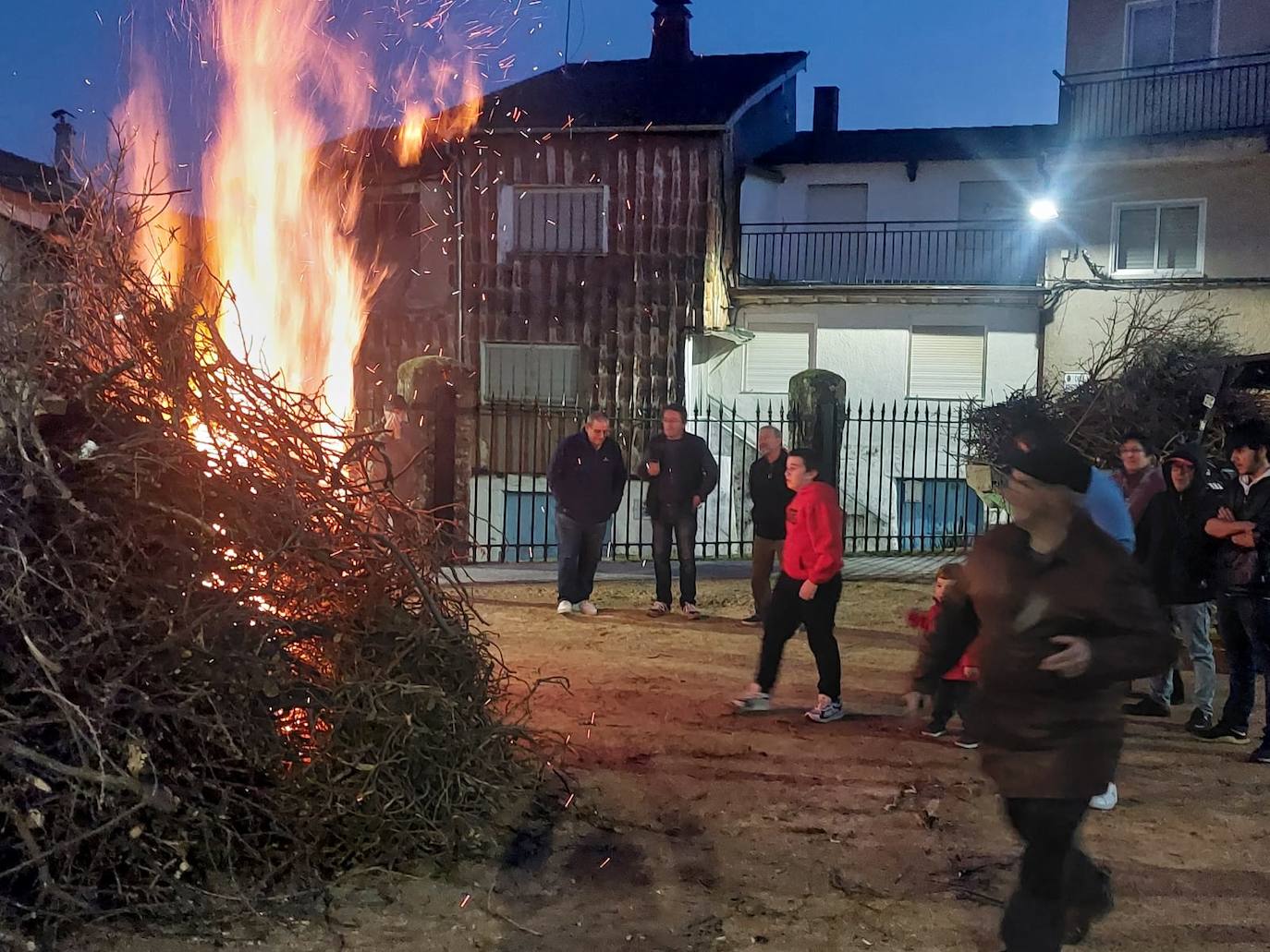 El sol acompaña a San Blas en el día de su fiesta en Santibáñez de la Sierra