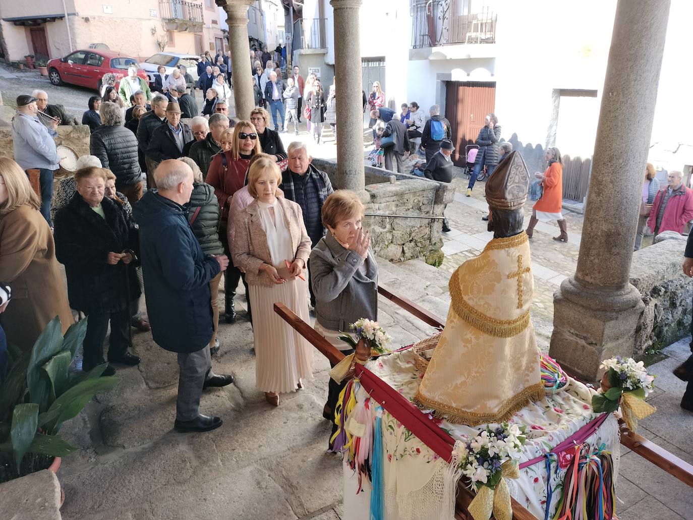 El sol acompaña a San Blas en el día de su fiesta en Santibáñez de la Sierra