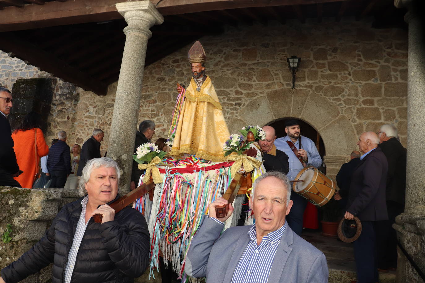 El sol acompaña a San Blas en el día de su fiesta en Santibáñez de la Sierra