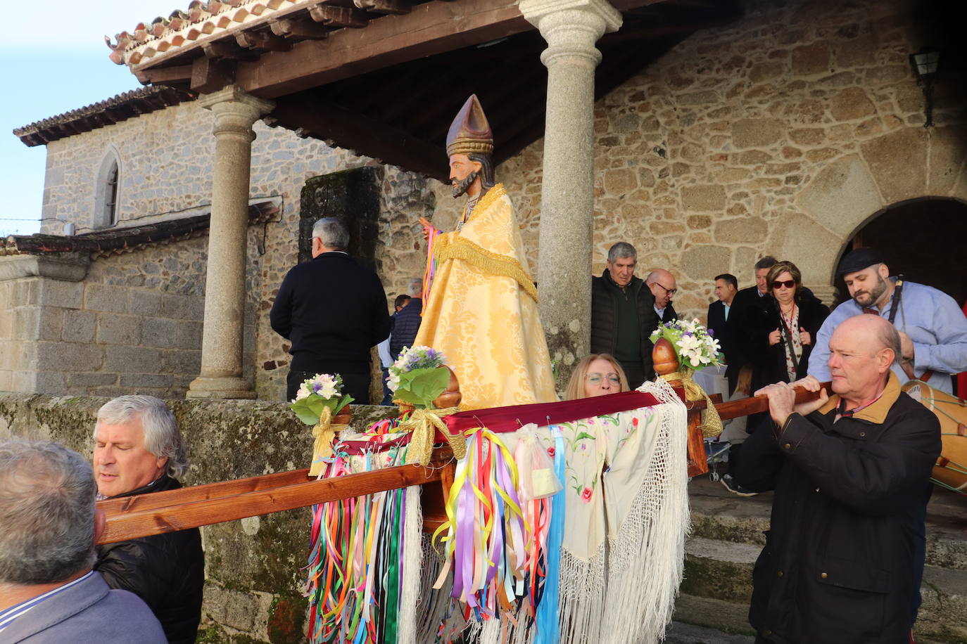 El sol acompaña a San Blas en el día de su fiesta en Santibáñez de la Sierra