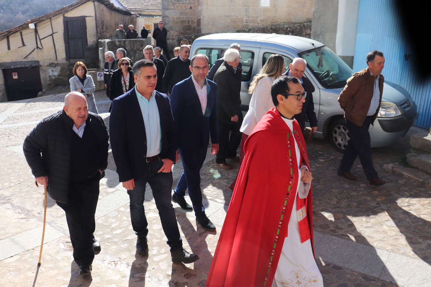 El sol acompaña a San Blas en el día de su fiesta en Santibáñez de la Sierra