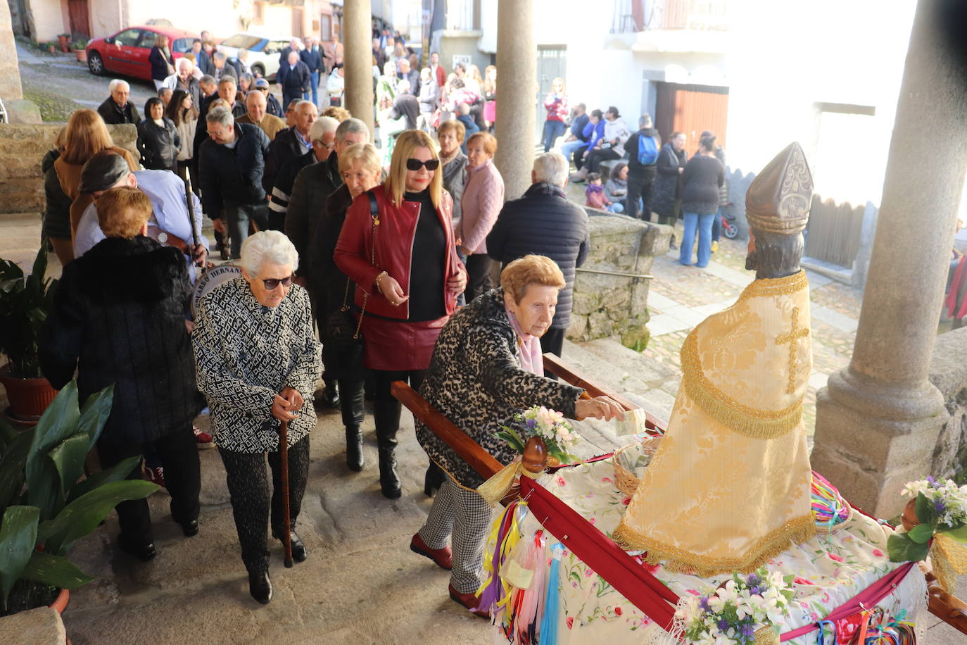 El sol acompaña a San Blas en el día de su fiesta en Santibáñez de la Sierra