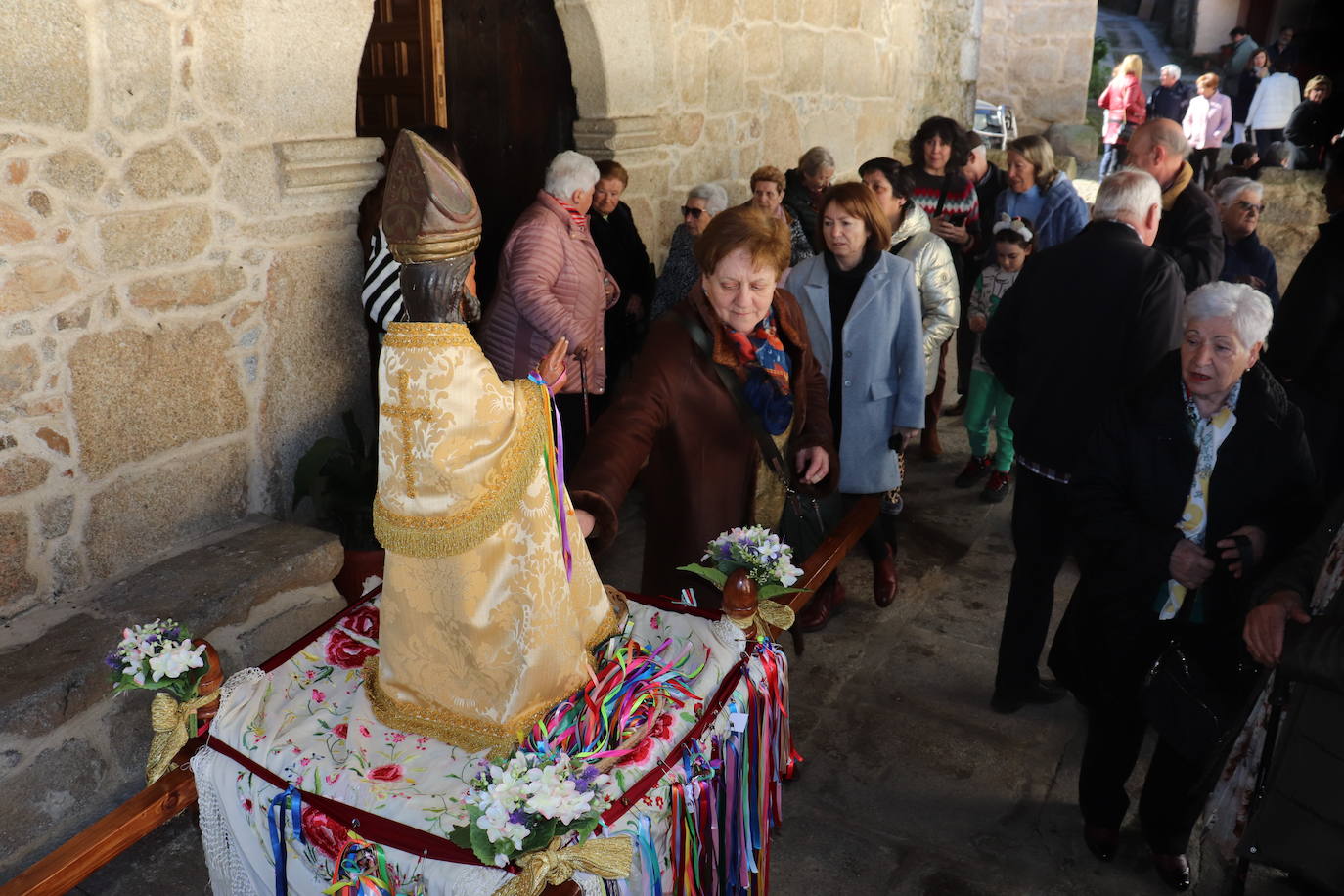 El sol acompaña a San Blas en el día de su fiesta en Santibáñez de la Sierra