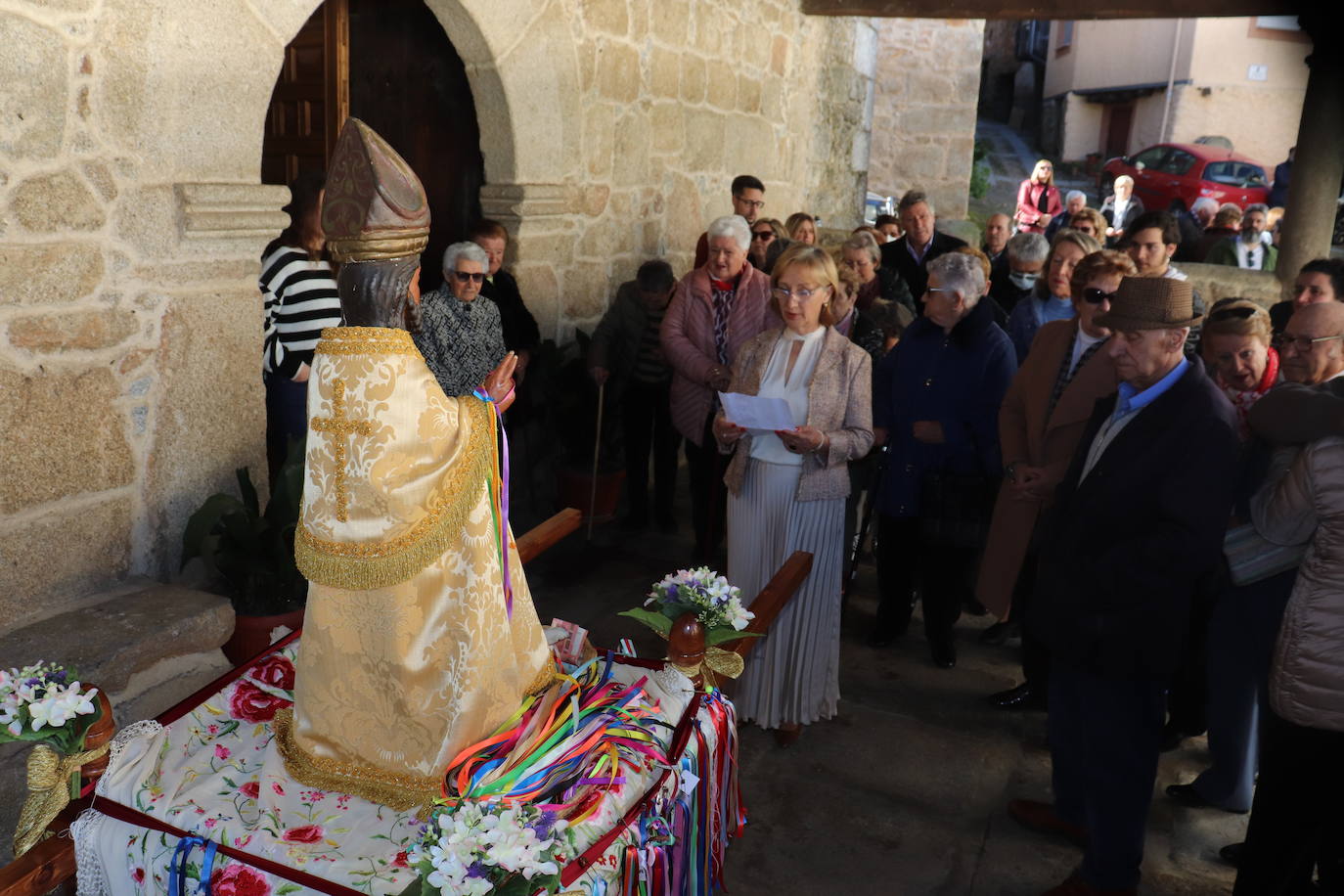 El sol acompaña a San Blas en el día de su fiesta en Santibáñez de la Sierra