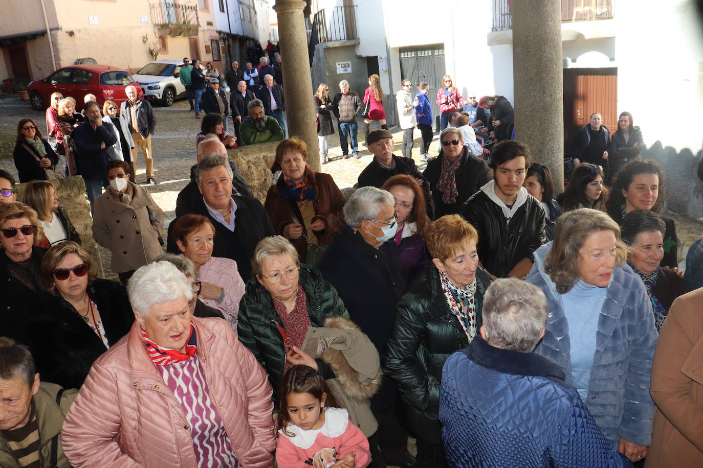 El sol acompaña a San Blas en el día de su fiesta en Santibáñez de la Sierra