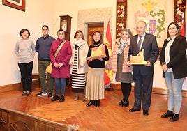 Momento de la entrega del reconocimiento, con los dos premiados y con integrantes de la Corporación municipal