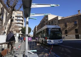 Un autobús llega a la parada de Gran Vía 72 donde se instala la nueva marquesina.