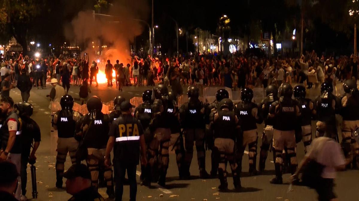 Duras cargas policiales junto al Congreso argentino tras la aprobación de la ley 'ómnibus'