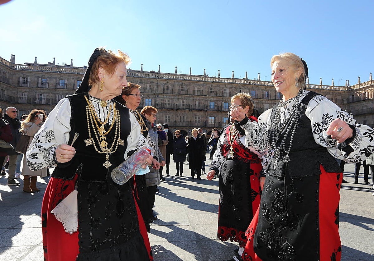 Águedas bailando el año pasado en la Plaza Mayor.