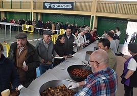 Imagen del reparto de las raciones de productos del cerdo en el pabellón de Candelario