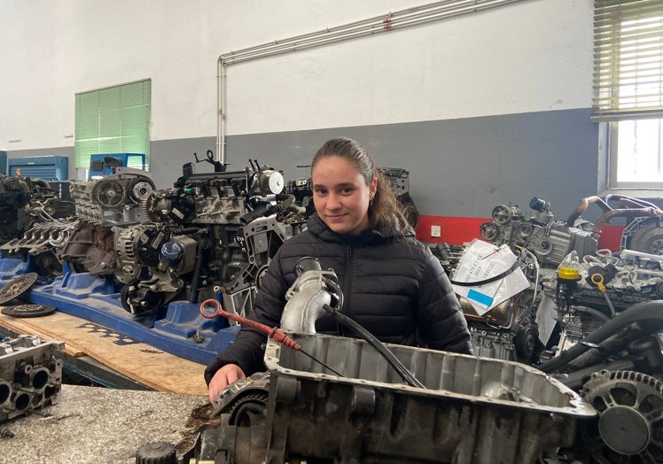 La alumna del grado superior de Automoción, Marta Marcos, en el taller de motores en el CIFP Río Tormes.