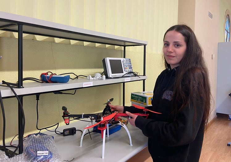 Alba Arroyo con un dron realizado en su curso.