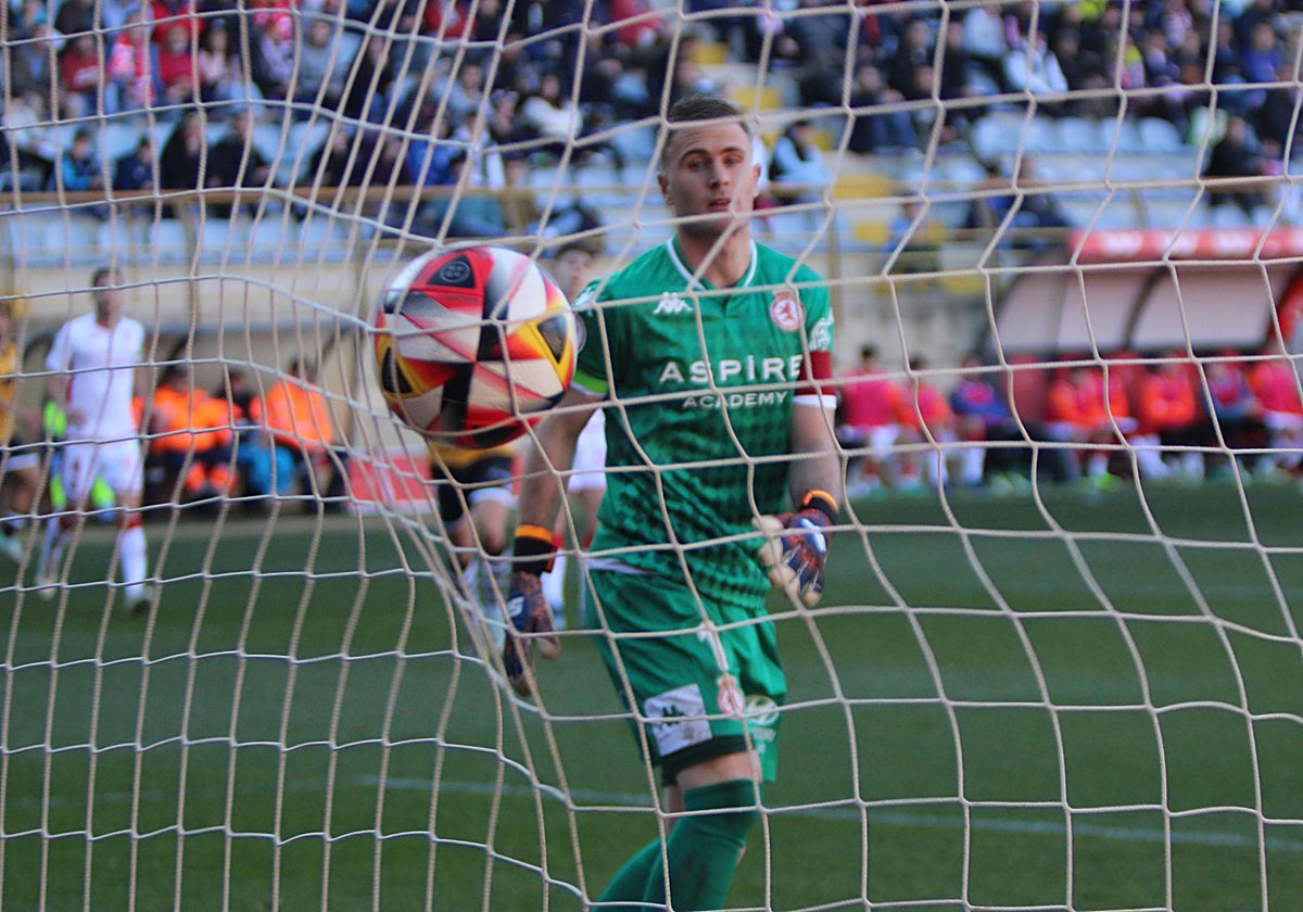 El portero de la Cultural durante el partido.