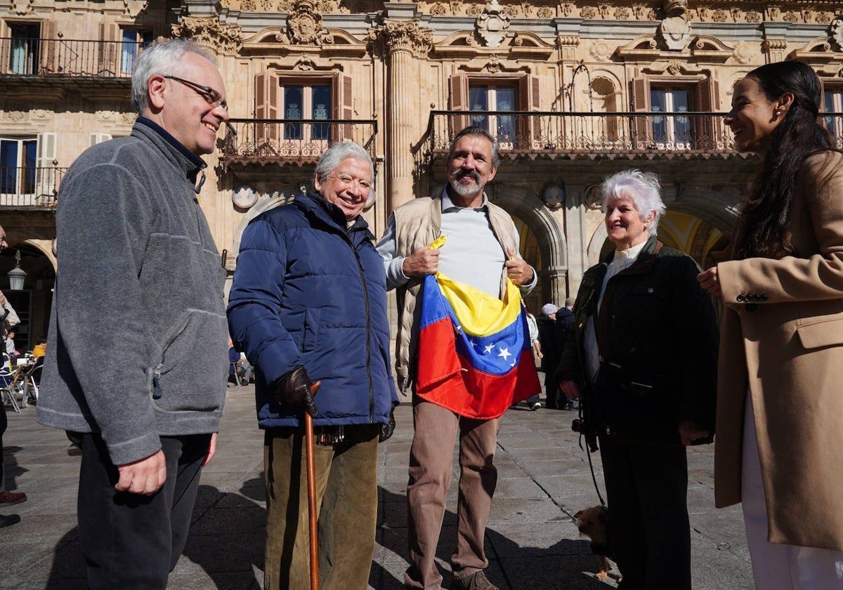 Algunos de los asistentes a la concentración de venezolanos que tuvo lugar ayer en la Plaza Mayor.