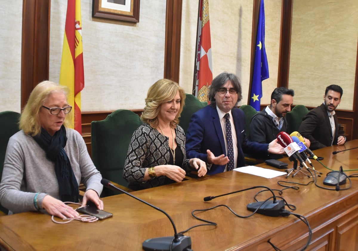 Imagen de los concejales de PP y Vox en la rueda de prensa en la tarde de este lunes.