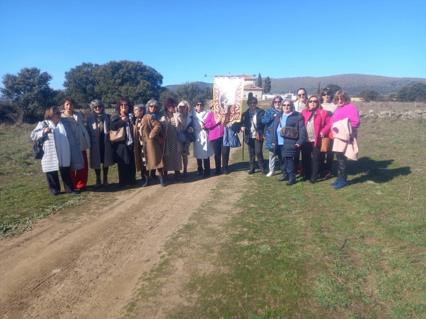 Las águedas de Gallegos de Solmirón celebran su día y estrenan estandarte