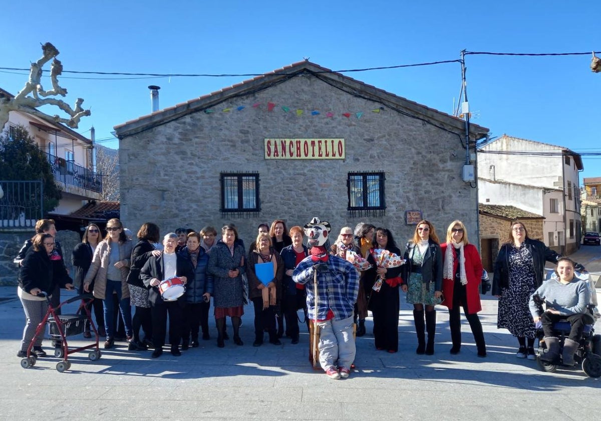 Las mujeres de Sanchotello no falta a la fiesta de Santa Águeda