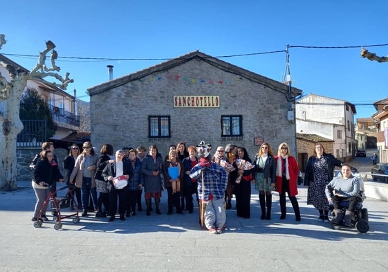 Las mujeres de Sanchotello, con el pelele que quemaron posteriormente