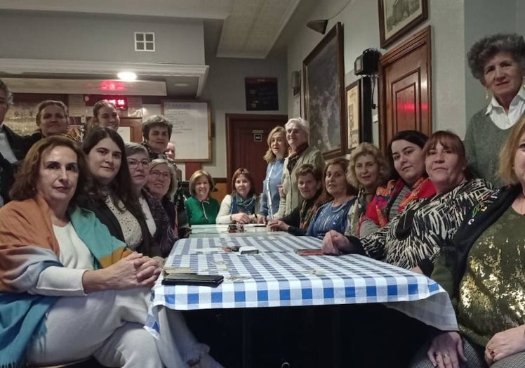 Imagen principal - Merienda de las águedas y bendición de las cintas de San Blas.