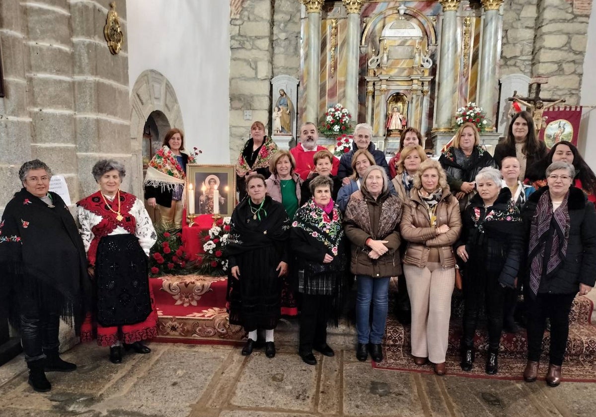 Las mujeres de Sorihuela, junto a la imagen de la santa, tras terminar la celebración de la misa.