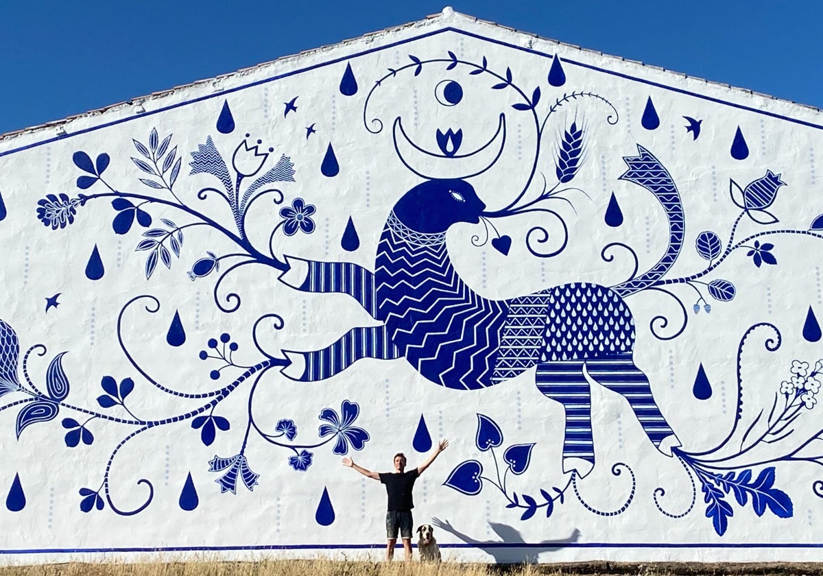 Joaquín VIla, junto al mural 'Agua y vida' situado en Almenara.