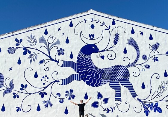 Joaquín VIla, junto al mural 'Agua y vida' situado en Almenara.