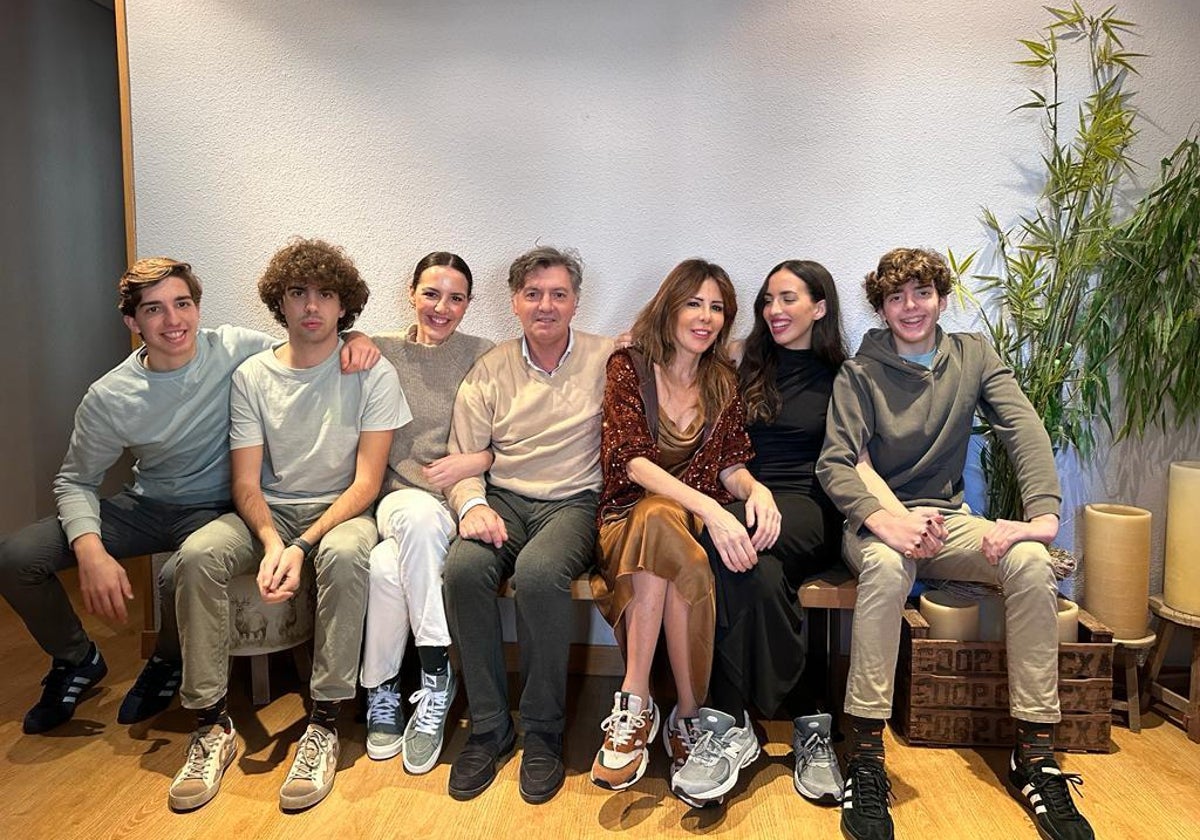 Julio Rebaque y Begoña Luis (en el medio) rodeados de sus cinco hijos en una foto de familia actual.