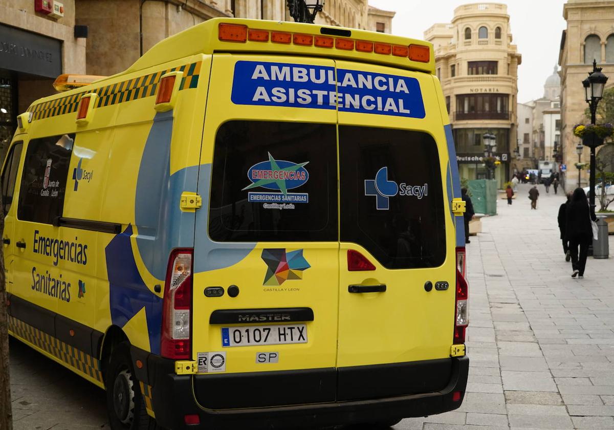 Una ambulancia por Salamanca.