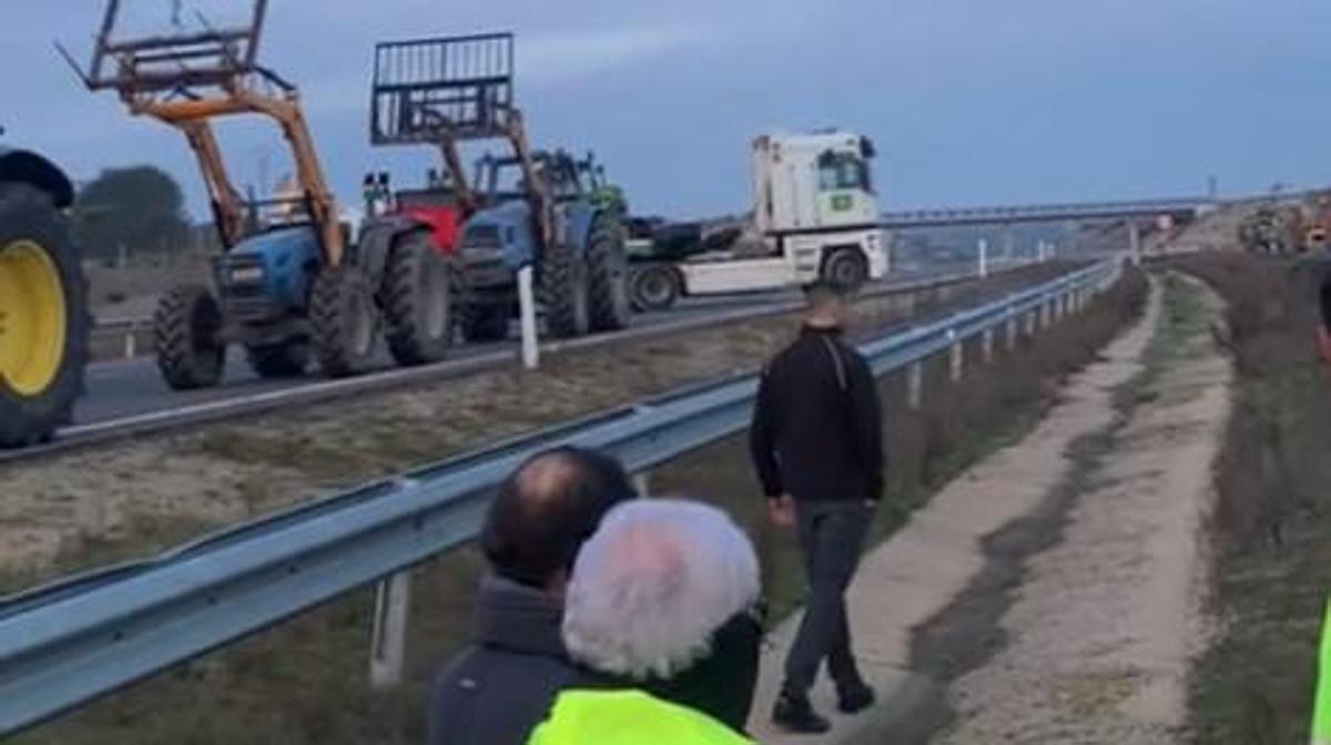 Las protestas de los agricultores desde dentro: hogueras, más de 300 tractores y atascos kilométricos