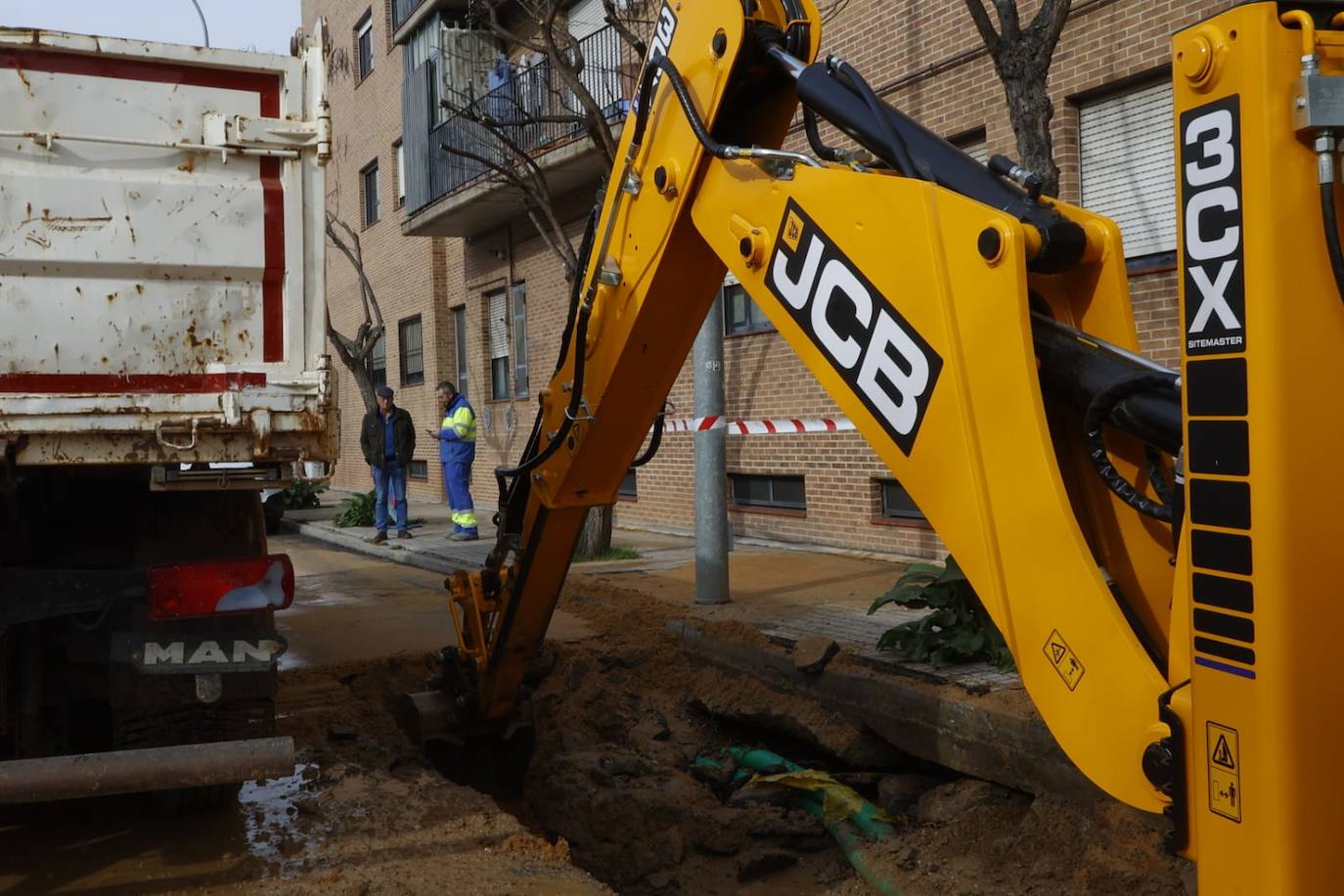 Un reventón obliga a cortar el paseo César Real de la Riva