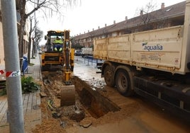 Un reventón obliga a cortar el paseo César Real de la Riva