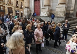 Un grupo de turistas por la calle Compañía.