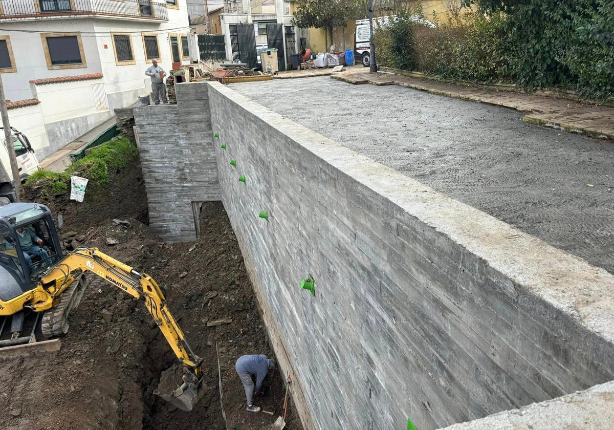 El avance de las obras del muro del Espolón, que permitirán ver la antigua muralla medieval.