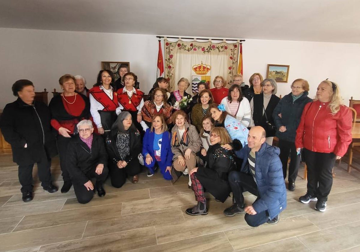 Las mujeres de Montemayor del Río no fallan a la fiesta de Santa Águeda