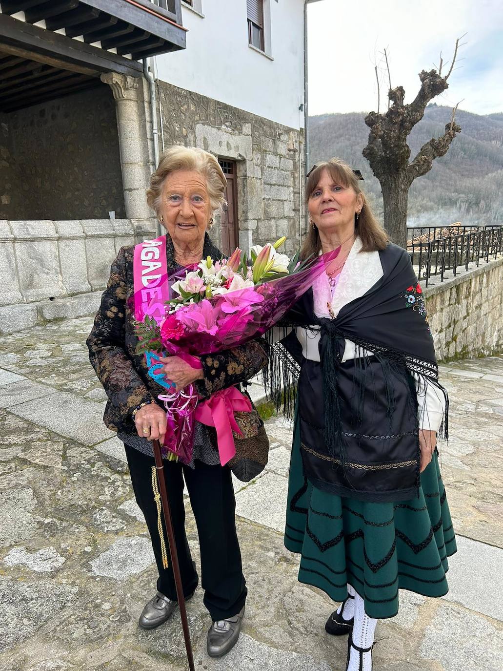 Las mujeres de Montemayor del Río no fallan a la fiesta de Santa Águeda