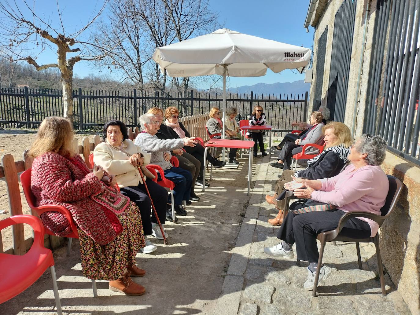 Las mujeres de Colmenar de Montemayor disfrutan del día de las águedas