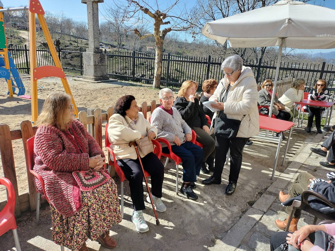 Las mujeres de Colmenar de Montemayor disfrutan del día de las águedas