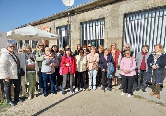 Las mujeres de Colmenar, a la puerta de Cotolina para disfrutar de la comida