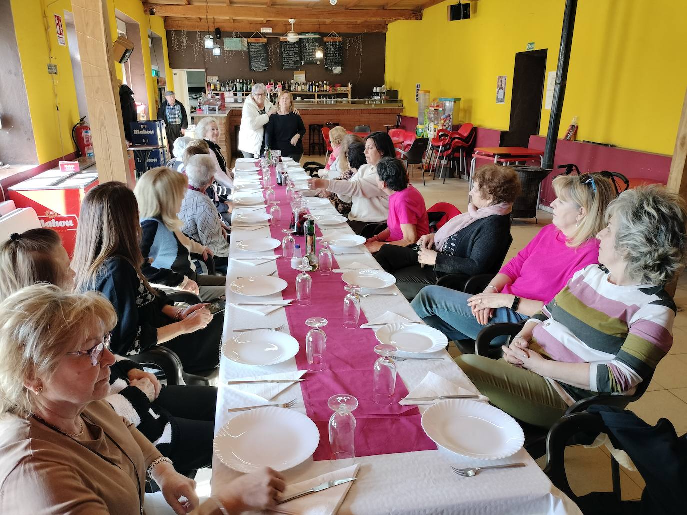 Las mujeres de Colmenar de Montemayor disfrutan del día de las águedas