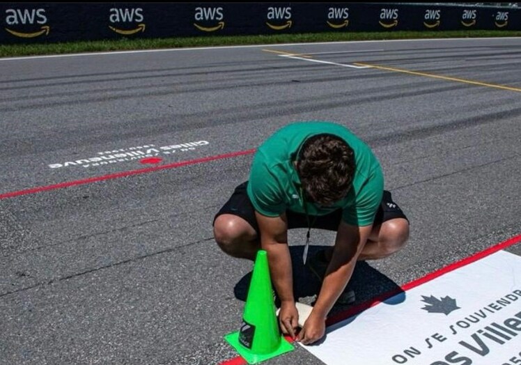Imagen principal - El salmantino decora el suelo de un circuito de Fórmula 1. El Autódromo Hermanos Rodríguez en Ciudad de México. Un arco de entrada al  paddock .