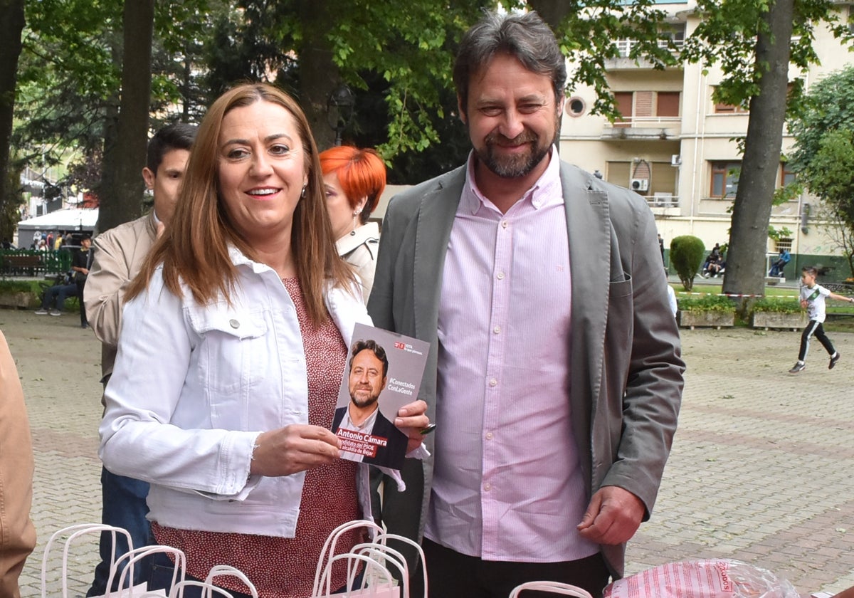 Virginia Barcones visitó Béjar en la campaña electoral para arropar al candidato a la Alcaldía, Antonio Cámara, y al resto de la lista electoral.